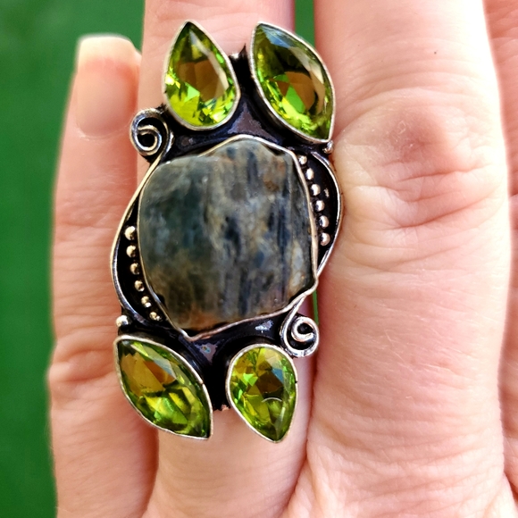 New Rough Kyanite & Peridot 925 Silver Statement Ring. - Picture 2 of 8